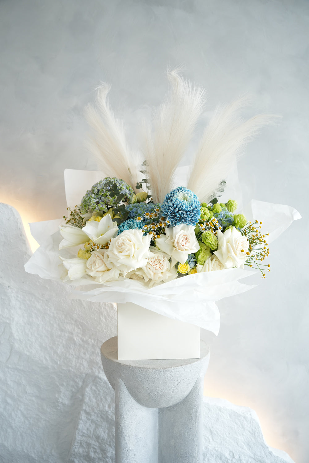 amicis flower bouquet in blue and white colors delivering around UAE
