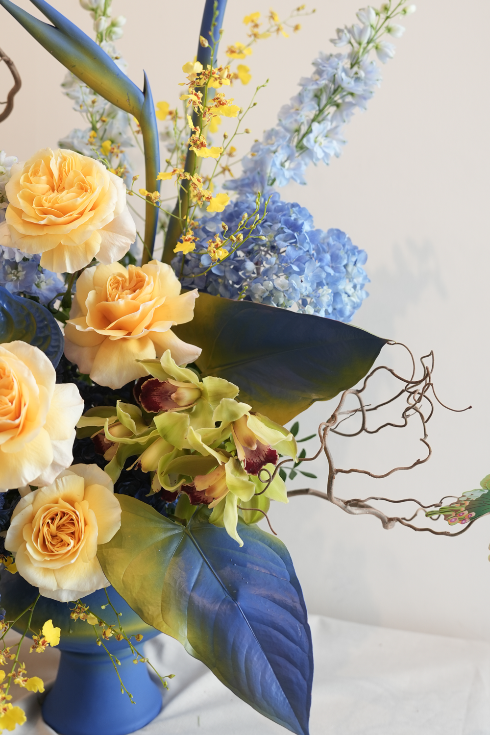 Riverbank Blossoms — تنسيق ورد فاخر من Amicis