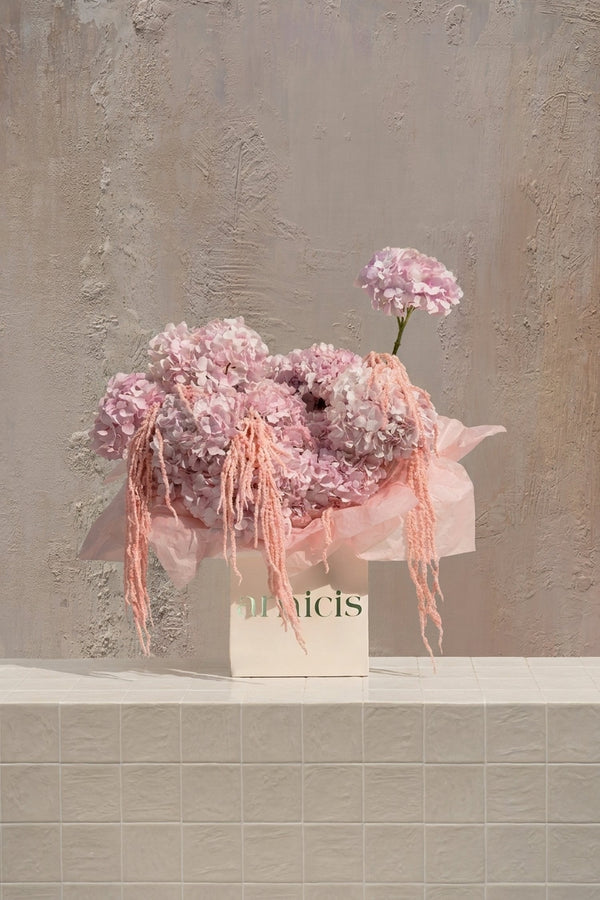 Blush Petals — تنسيق ورد فاخر من Amicis