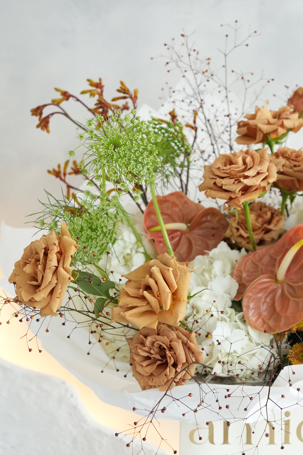 minimalist but artisan flower bouquet inspired by sahara