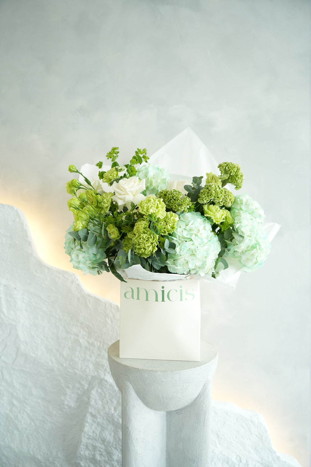 Presented in Amicis' signature style, this bouquet is a breath of calm elegance—subtle, sophisticated, and effortlessly chic.