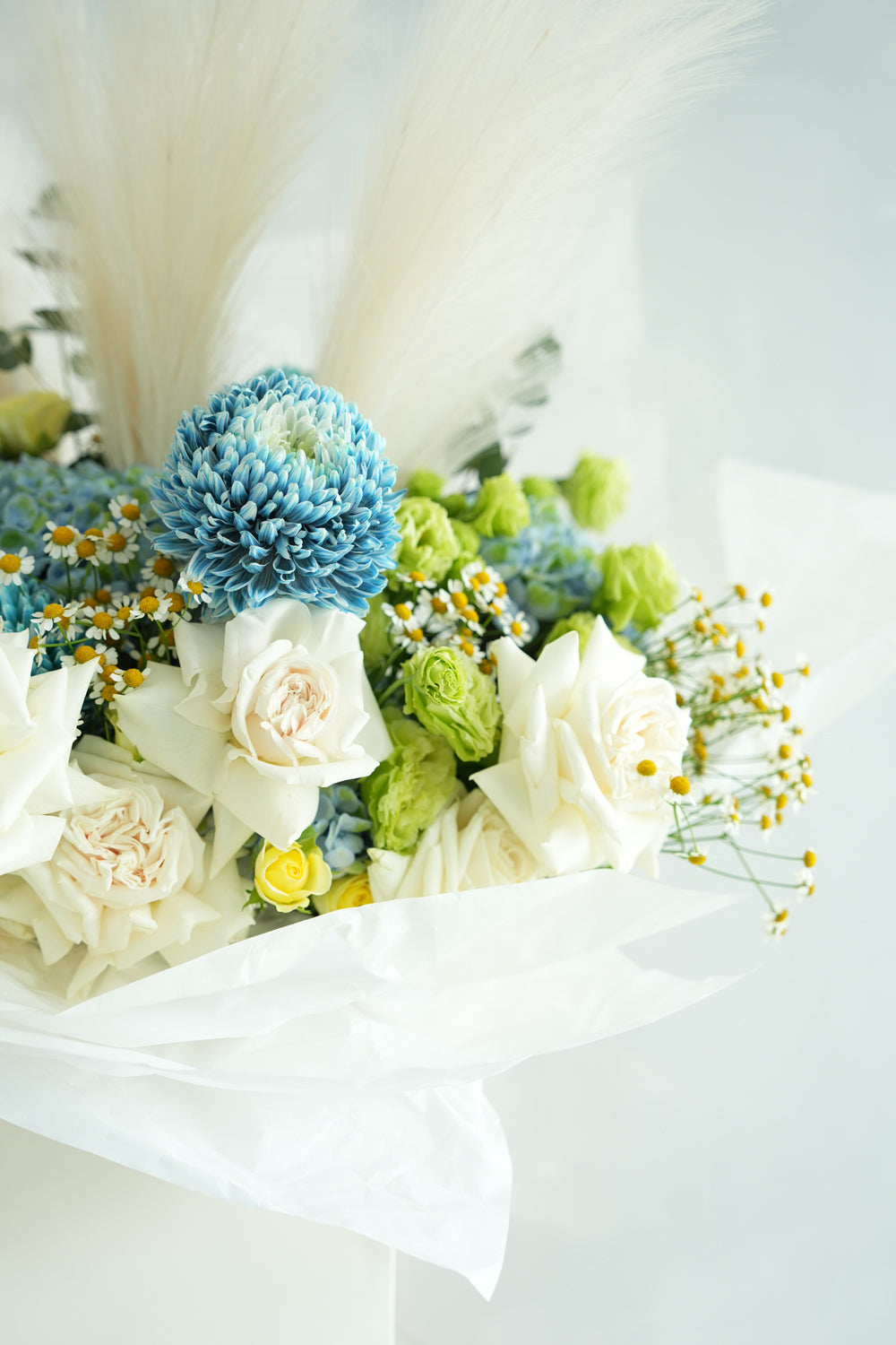 amicis flower bouquet in blue and white colors delivering around UAE